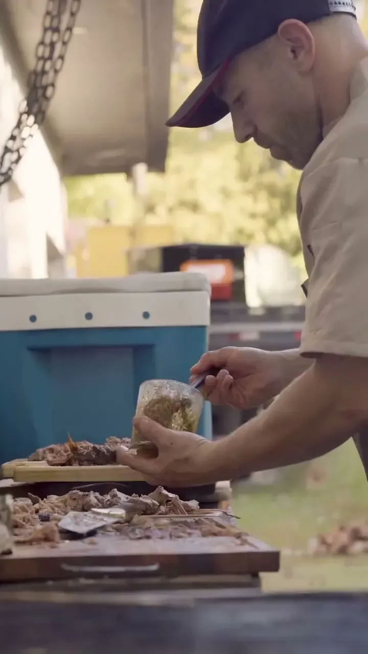 Carne sendo cortada na brasa