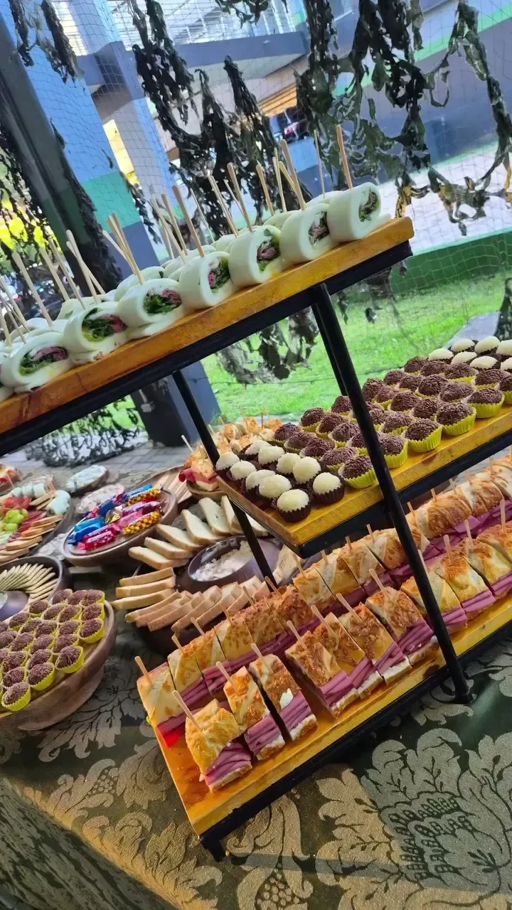 Mesa farta de frios, finger foods e doces