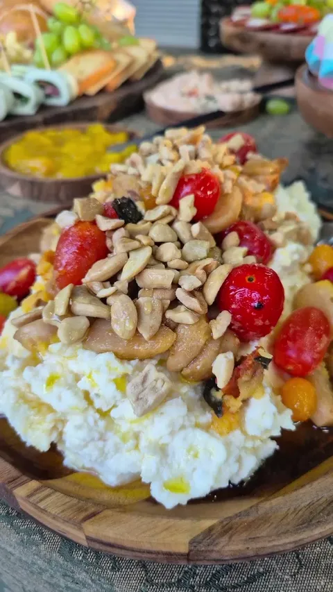 Prato de burrata com tomates e castanhas