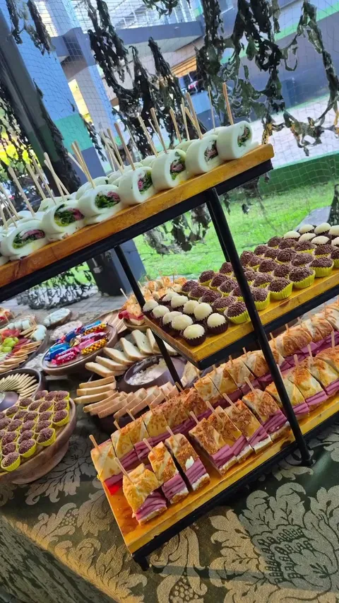 Torre de doces e finger foods