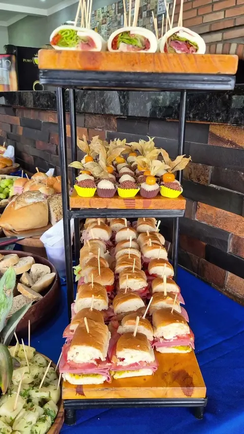 Torres de finger foods e sanduíches