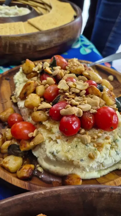 Tábua de frios com uvas e pães