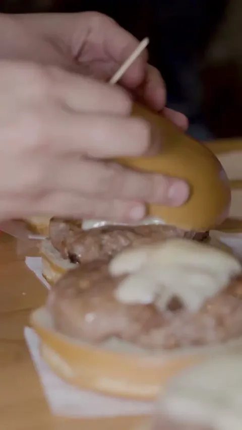 Mini hambúrguer sendo montado